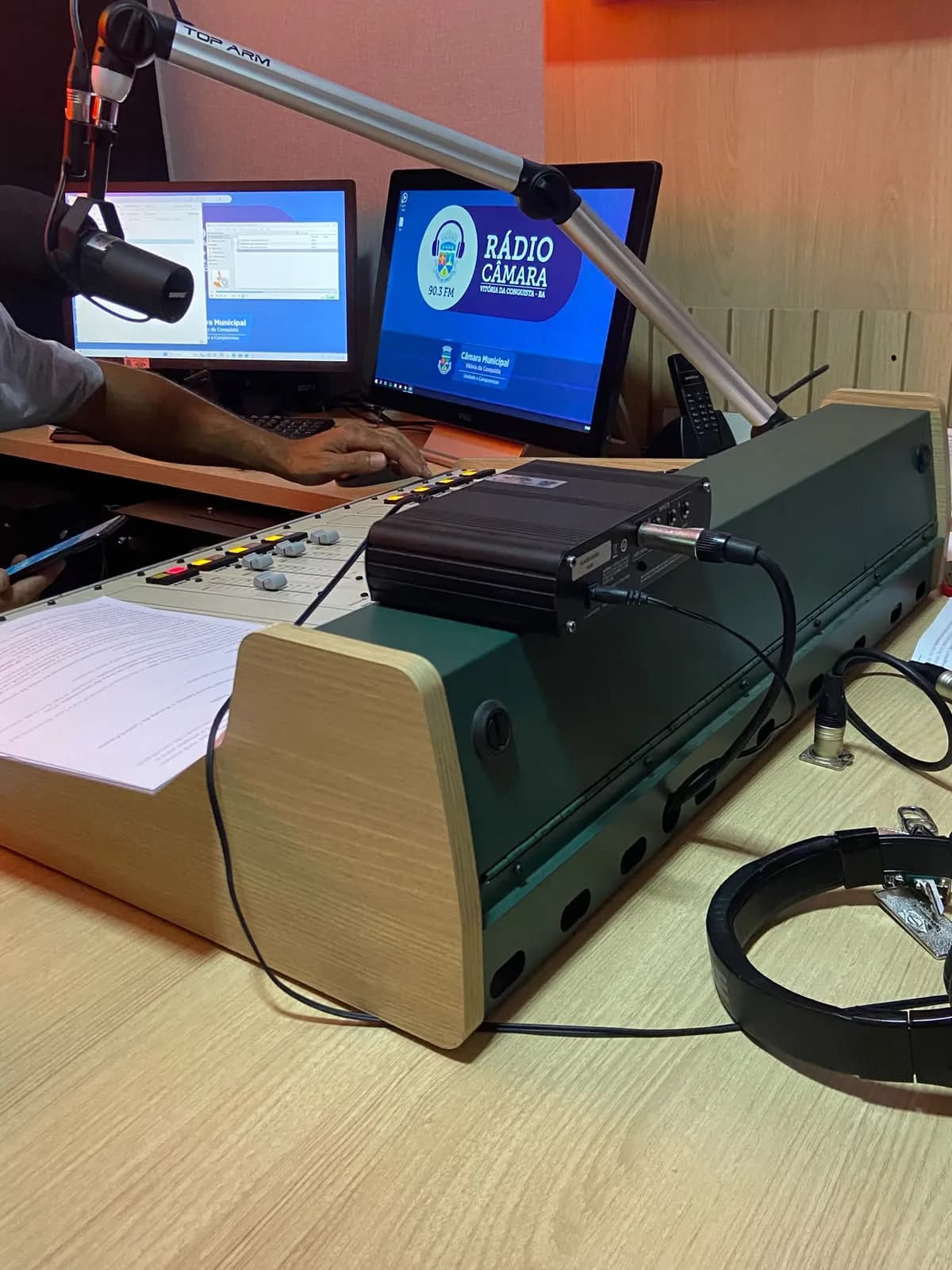 Bastidores e Inspiração: Minha Experiência no "Momento Tech" da Rádio Câmara